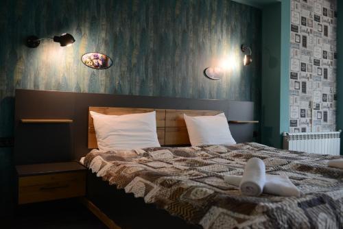 戈采代尔切夫Family Hotel Gotse Delchev的一间卧室配有带毛巾的床