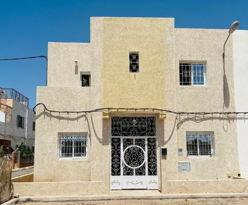 索维拉Duplex Calme cosy 5 minutes du centre d'Essaouira的一座有门的建筑,上面有门