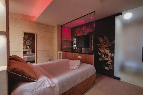 奥尔吉亚塔Euphoria Resort的一间卧室配有一张大床和电视
