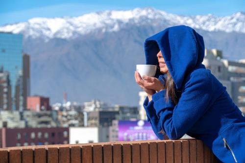 圣地亚哥圣地亚哥福朋喜来登酒店的坐在一个带上拿着咖啡的女人
