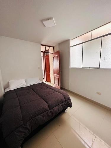 阿亚库乔Castellares la Puebla Hostelería Departamento的一间卧室设有一张床和一个窗口