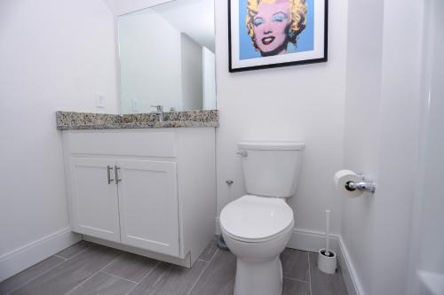 皮博迪1BR Luxury Apartment Peabody Unit 709的一间带卫生间的浴室和墙上的照片