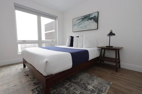 皮博迪1BR Luxury Apartment Peabody Unit 709的一间卧室设有一张大床和一个窗户。