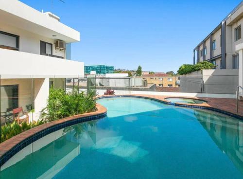 悉尼Bondi Beach Waves Beachfront Apartment的一座建筑物中央的游泳池
