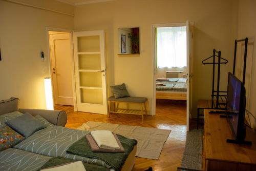 埃格尔Foxy Apartman的客厅配有沙发和电视。