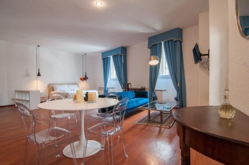 佩鲁贾Umbrian Concierge - Cozy Loft Vannucci的客厅配有桌椅和沙发