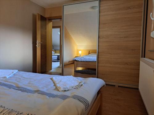Kotor-VarošApartman Avram的一间卧室配有一张床和一面大镜子