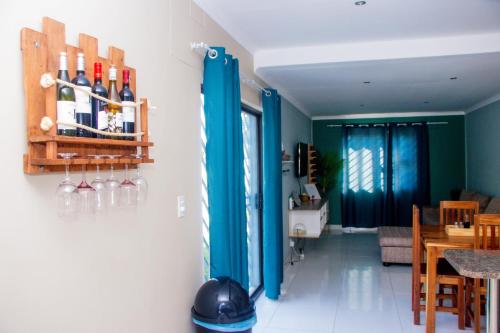 龙杜Home@Amalia’s的一间带蓝色门的客厅和一间餐厅