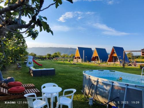 乌尔齐尼olive garden farm的一组帐篷,在田野配有桌椅