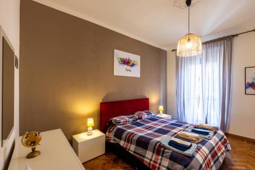 都灵Turin In Wine: appartamento incantevole a Torino.的一间卧室配有一张床和一张带两盏灯的桌子。