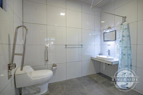 曼努埃尔安东尼奥Riverside Villas的白色的浴室设有卫生间和水槽。