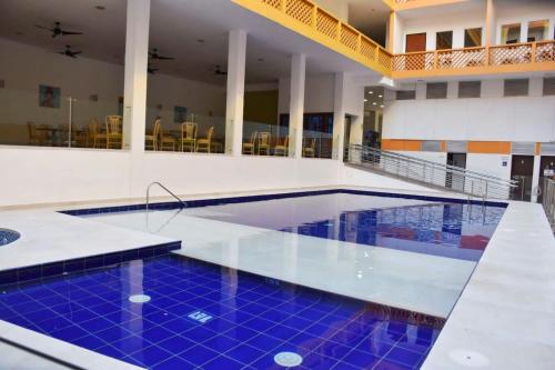 内瓦Hotel Neiva Plaza的一座蓝色瓷砖的游泳池