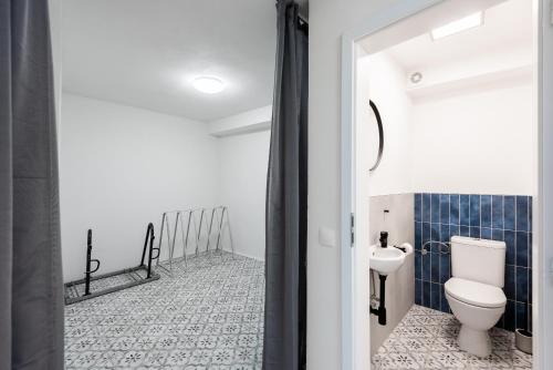 利托梅日采Penzion Mácha的一间带卫生间和淋浴的浴室