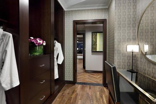 波士顿The Liberty, a Luxury Collection Hotel, Boston的浴室设有走廊、梳妆台和镜子