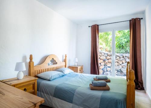 埃尔帕索Casa Rustica的一间卧室设有一张床和一个大窗户