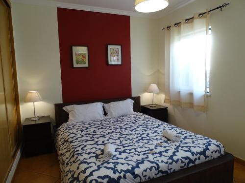 米尔芳提斯城CASA DOS 2 PÁTIOS by Stay in Alentejo的一间卧室配有一张床、两盏灯和一个窗户。