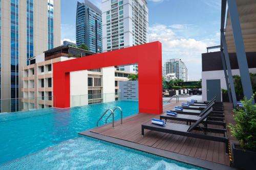 曼谷素坤逸 15 号喜来登曼谷四点酒店的建筑物屋顶上的游泳池