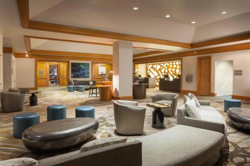 坦帕坦帕海滨威斯汀酒店的酒店大堂设有沙发和桌椅