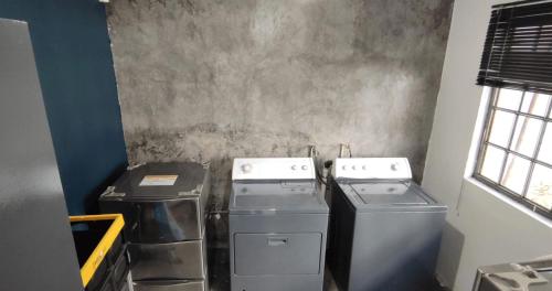瓜达拉哈拉Casa Corazon的小厨房配有2台洗衣机和烘干机