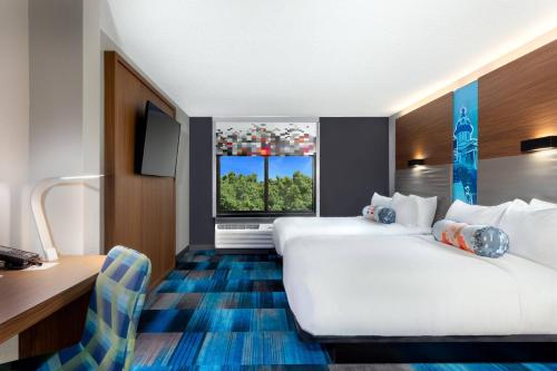 哥伦比亚哈比森温德姆集团温盖特酒店 的酒店客房配有两张床和一张书桌