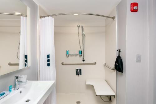 哥伦比亚哈比森温德姆集团温盖特酒店 的白色的浴室设有水槽和淋浴。