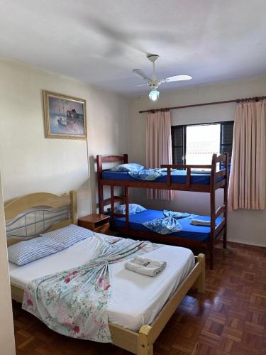 圣若昂达博阿维斯塔Hotel Bandeirantes de SJBV的一间卧室设有两张双层床和一扇窗户。