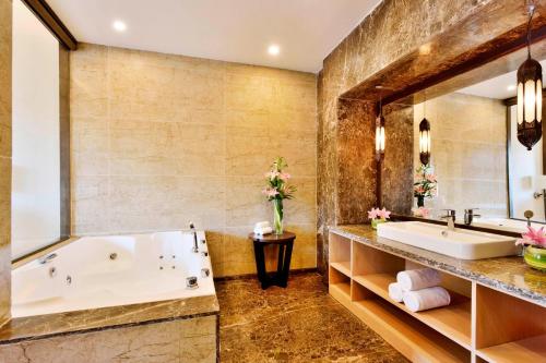 斯利那加斯利那加福朋喜来登酒店的带浴缸和盥洗盆的浴室