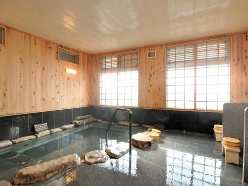 AkakuraRyokan Okayama的一间带岩石浴缸的浴室