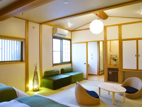 AkakuraRyokan Okayama的客厅配有绿色沙发和桌子