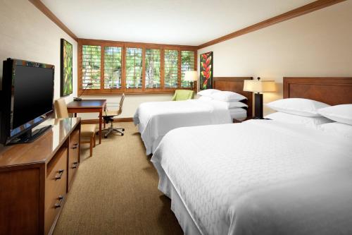 圣地亚哥拉霍亚喜来登酒店的酒店客房设有两张床和一台平面电视。