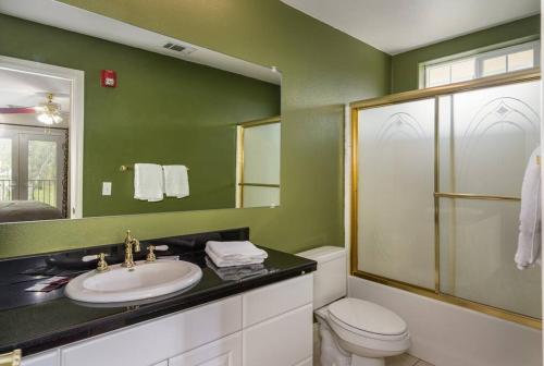 科斯戈尔德Yosemite South Presidential Mansion的绿色浴室设有水槽和卫生间