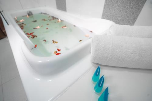 马斯喀特العاصمة للشقق الفندقية - Capital Hotel Apartments的浴缸里的白蛋糕