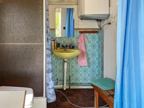 克里斯蒂娜港Holiday home Kristinehamn VI的一间带水槽和镜子的浴室