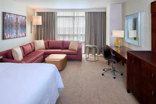 劳雷尔山桂冠山威斯汀酒店的酒店客房配有一张床、一张沙发和一张书桌。