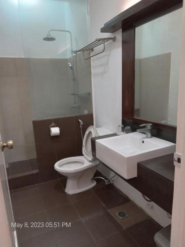 杜马格特Dumaguete Seafront Hotel的浴室配有白色卫生间和盥洗盆。
