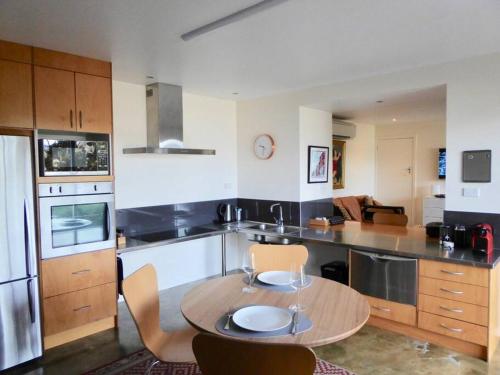 LindisfarneSpacious Apartment - Warm and Welcoming in Lindisfarne, 8 min from CBD的厨房配有桌椅