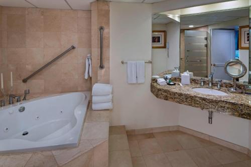 圣萨尔瓦多圣萨尔瓦多喜来登总统酒店的带浴缸、两个盥洗盆和镜子的浴室