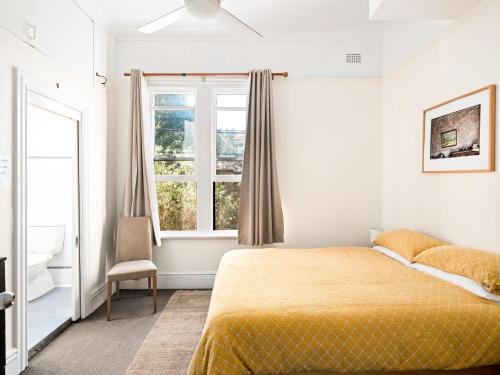 悉尼Lord Wolseley Hotel的一间卧室设有一张床和一个窗口