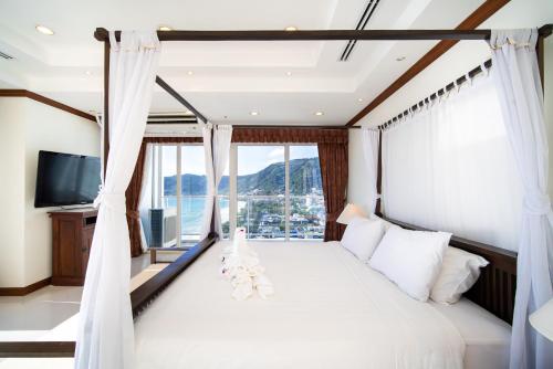芭东海滩Patongtower Duplex Seaview4BR2901的一间卧室设有一张床和一个大窗户
