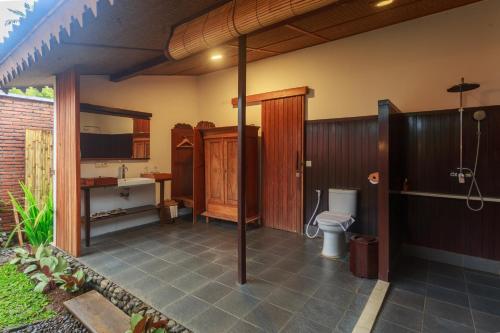 外南梦Villa SoLong Banyuwangi的一间带卫生间和水槽的浴室