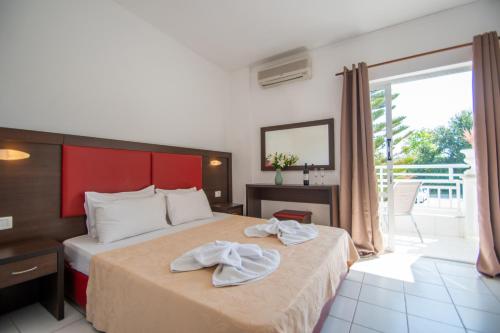 拉加纳斯伊卡洛斯酒店的酒店客房,配有带毛巾的床