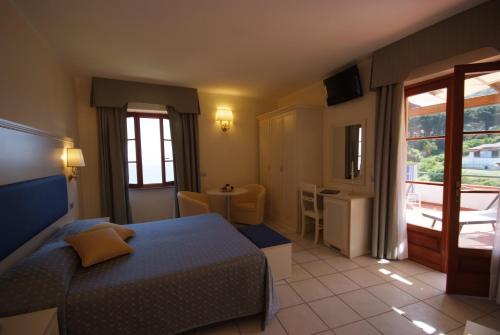 圣安德烈亚Hotel da Giacomino的一间卧室配有一张床,另一间设有阳台。
