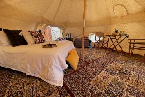 Bilambil HeightsKokoon Retreats - Northern Rivers NSW的帐篷内一间卧室,配有一张床