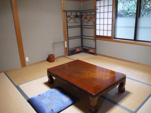 高野山宿坊　光明院的客厅配有木桌和窗户。