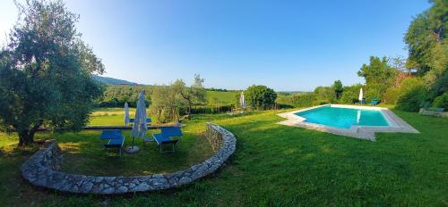 巴尼奥阿里波利西维特乡村度假酒店的享有庭院的空中景致,设有游泳池
