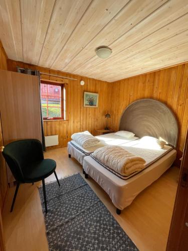 图什比Torsby Camping的一间卧室配有两张床和椅子