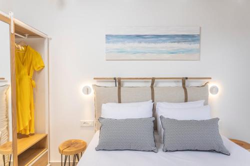 卡尼奥提Anastasia Apartments Hanioti的一间卧室配有带白色床单和枕头的床。