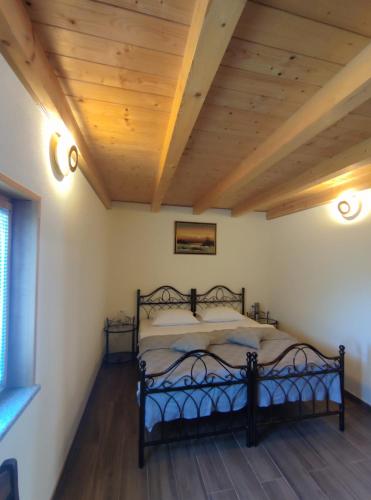 格罗日年ISKRA的一间卧室设有一张木天花板床。