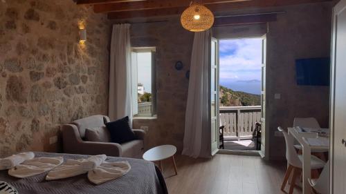 NikiáPalma resorts的一间卧室设有一张床,享有阳台的景色