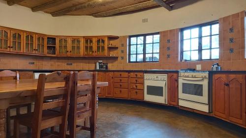 法尔瓦特Izintaba Private Game Reserve Waterberg的一个带木制橱柜和木桌的大厨房